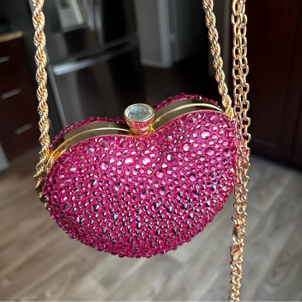 Elegant Pink Crystal Heart Clutch